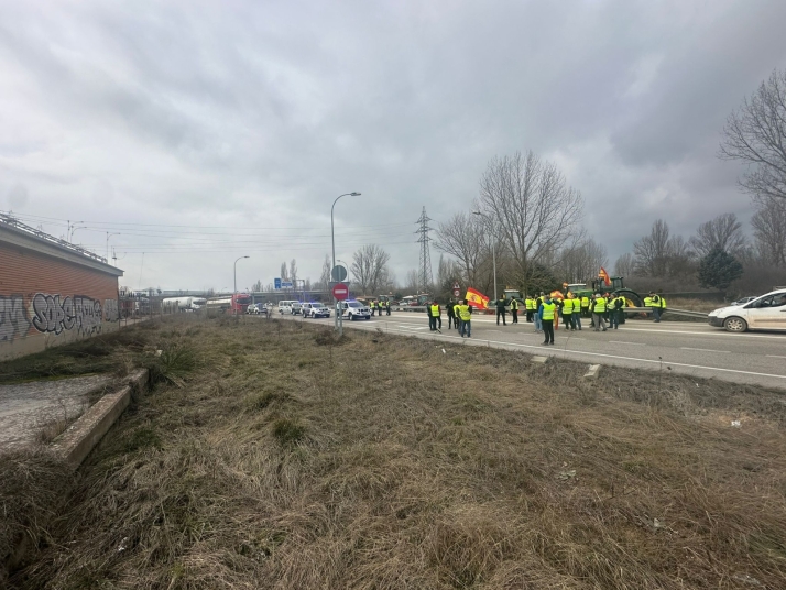 Cortes de tr&aacute;fico en &Aacute;greda y Almaz&aacute;n por el conflicto agrario | Imagen 2