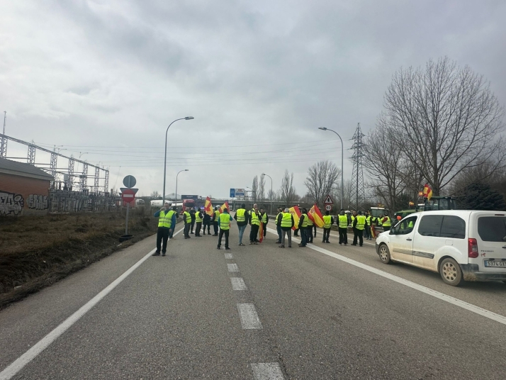Cortes de tr&aacute;fico en &Aacute;greda y Almaz&aacute;n por el conflicto agrario | Imagen 1