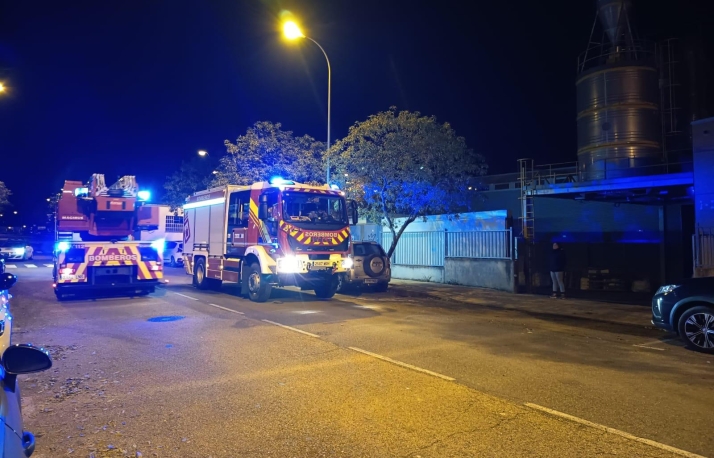 Un incendio calcina un coche en el taller de Automoci&oacute;n del Pico Frentes | Imagen 1