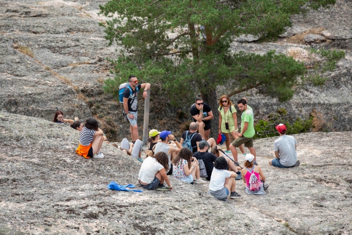 Turistas en Duruelo de la Sierra. /Mar&iacute;a Ferrer