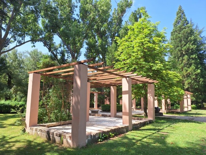 La p&eacute;rgola de La Arboleda en Almaz&aacute;n luce como nueva | Imagen 1