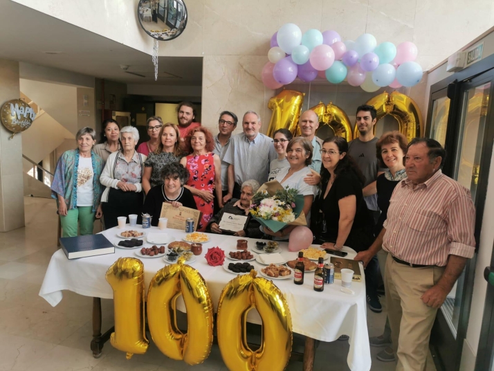 El cari&ntilde;o y los recuerdos arropan a los cien a&ntilde;os de Saturnina Ballano | Imagen 1