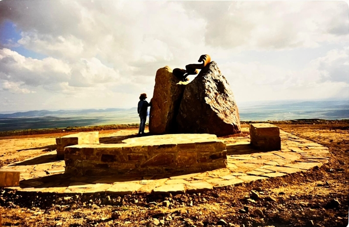 40 toneladas de piedra, una gr&uacute;a rota y una obra de arte en lo alto de la Sierra del Madero | Imagen 3