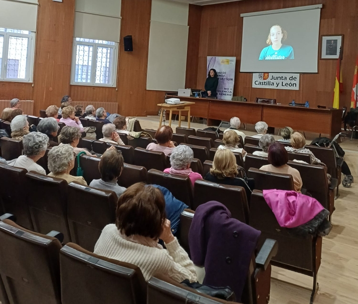 La Unidad contra la Violencia sobre la Mujer re&uacute;ne a 77 asistentes en un taller de sensibilizaci&oacute;n dirigido a la asociaci&oacute;n Numancia | Imagen 1