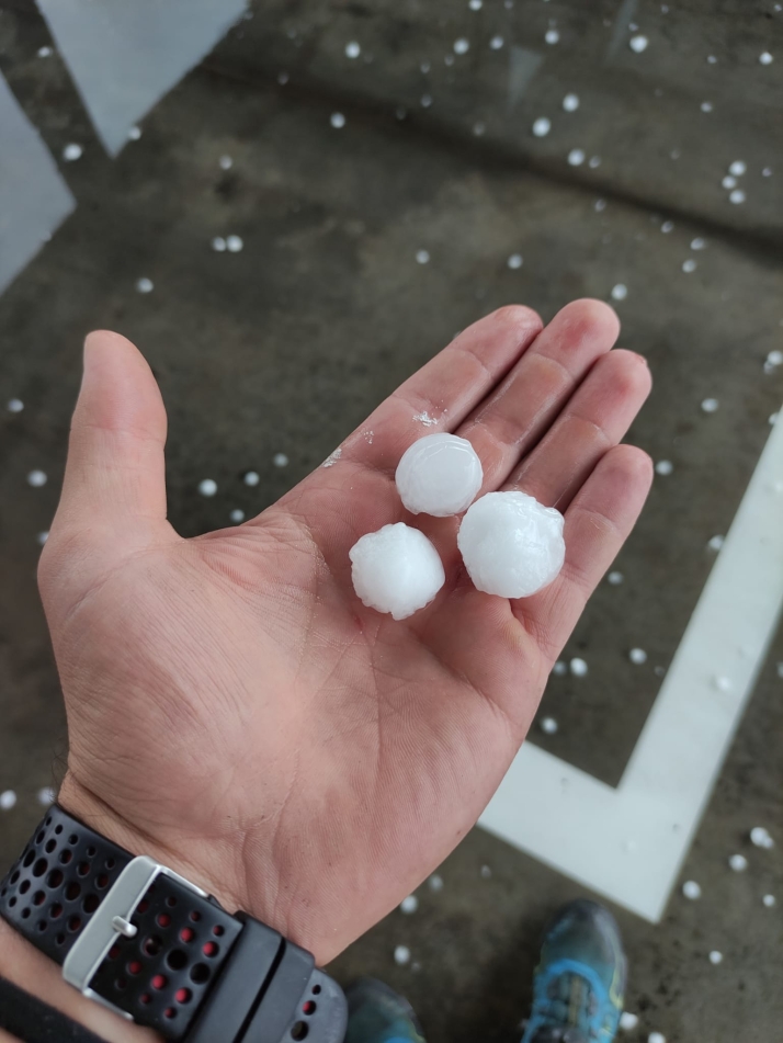 V&iacute;deos: Granizo del tama&ntilde;o de pelotas de ping pong en Almaz&aacute;n | Imagen 1