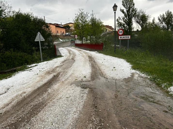 Fotos y v&iacute;deo/ Valonsadero: De una piscina a granizo m&aacute;s grande que una moneda | Imagen 5