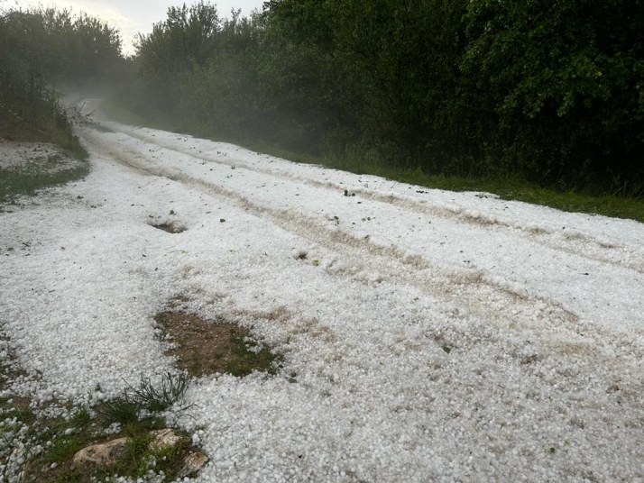 Fotos y v&iacute;deo/ Valonsadero: De una piscina a granizo m&aacute;s grande que una moneda | Imagen 4