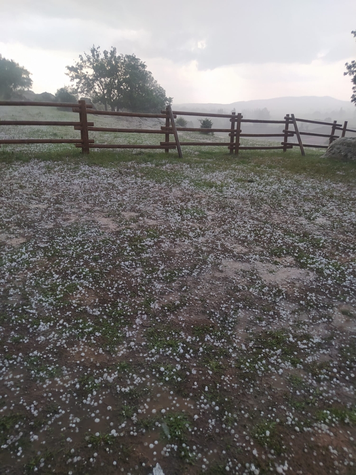 Fotos y v&iacute;deo/ Valonsadero: De una piscina a granizo m&aacute;s grande que una moneda | Imagen 2