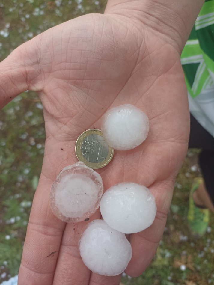 Fotos y v&iacute;deo/ Valonsadero: De una piscina a granizo m&aacute;s grande que una moneda | Imagen 1