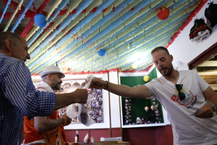 EN FOTOS | De ruta para recoger la tajada por las Cuadrillas en el S&aacute;bado Ag&eacute;s | Imagen 11
