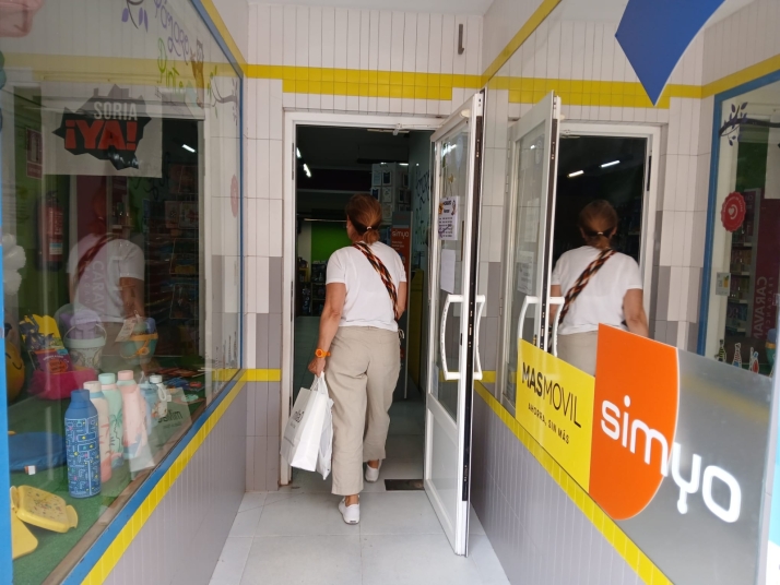 Un libro, material escolar&hellip; y la cercan&iacute;a del comercio local | Imagen 2