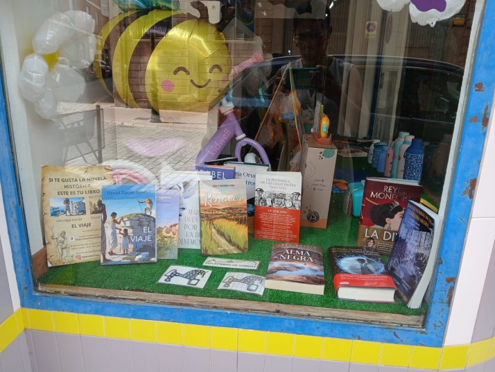 Un libro, material escolar&hellip; y la cercan&iacute;a del comercio local | Imagen 3