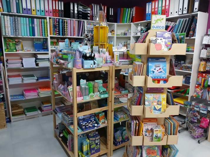 Un libro, material escolar&hellip; y la cercan&iacute;a del comercio local | Imagen 1