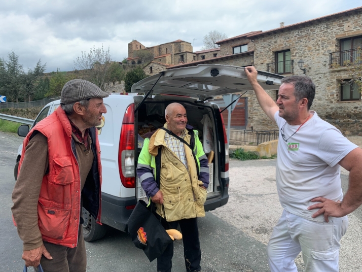 "No me jubilo, es que no me sale rentable": El &uacute;ltimo viaje del panadero de Tierras Altas | Imagen 2
