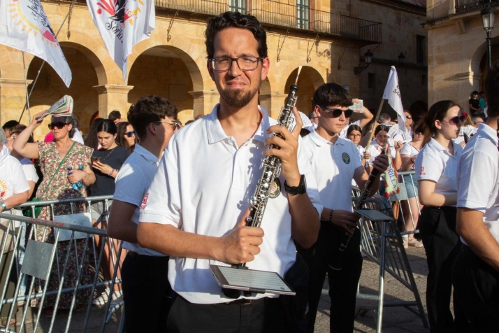 Tres historias del Lunes de Bailas: música, seguridad y pequeños gestos que sostienen la tradición | Imagen 3