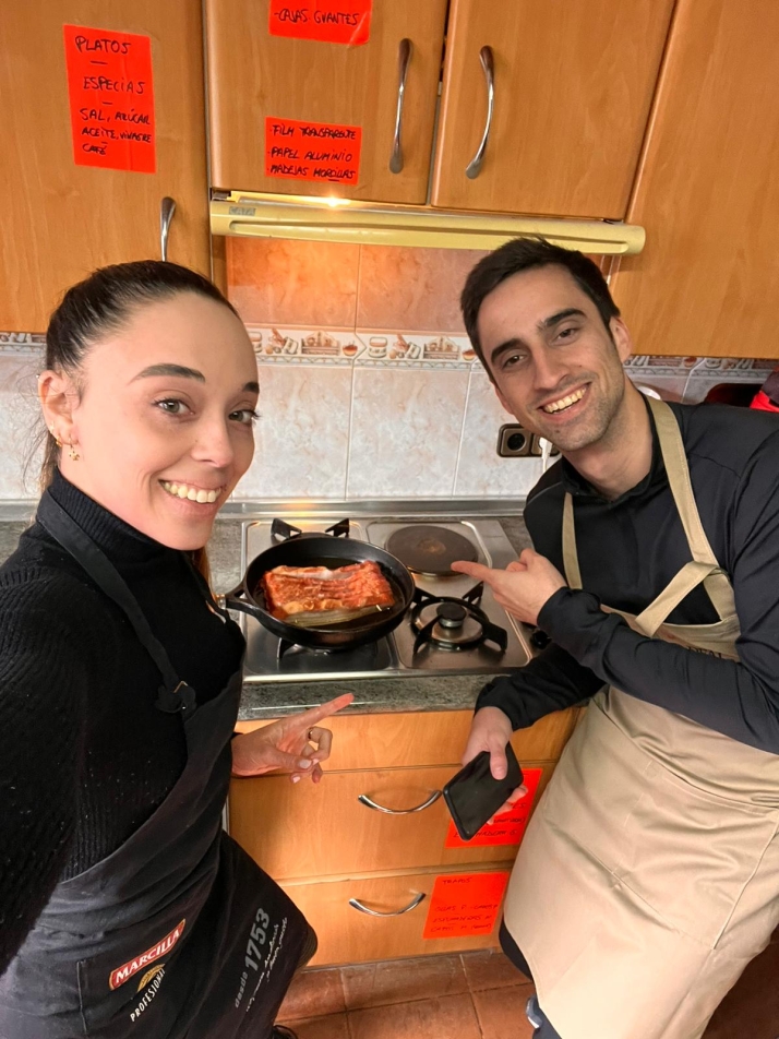 La historia del "cambio bestial" de los j&oacute;venes virales que se han ido a vivir desde Barcelona al pueblo de 10 habitantes de sus abuelas | Imagen 2