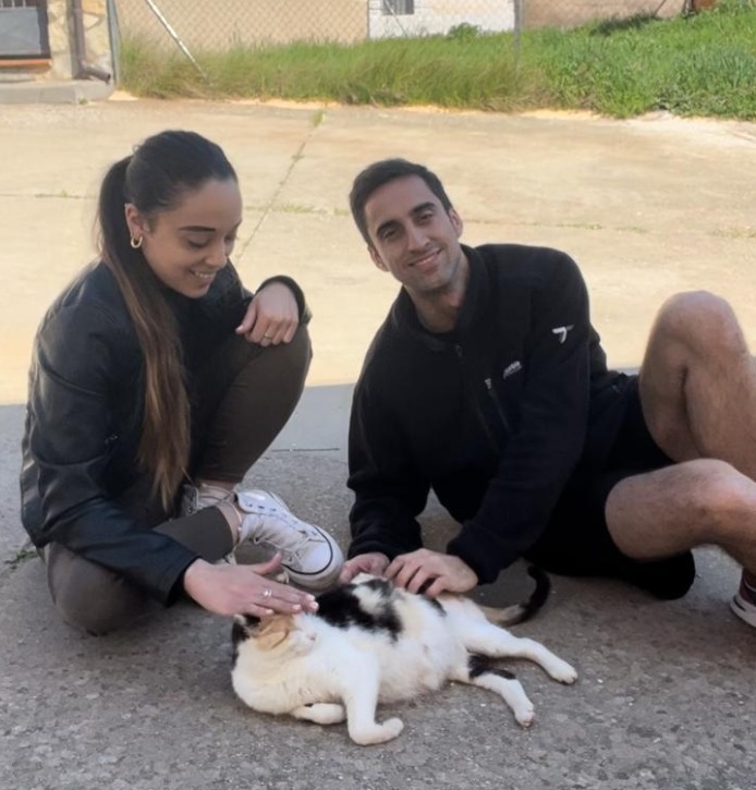 La historia del "cambio bestial" de los j&oacute;venes virales que se han ido a vivir desde Barcelona al pueblo de 10 habitantes de sus abuelas | Imagen 1