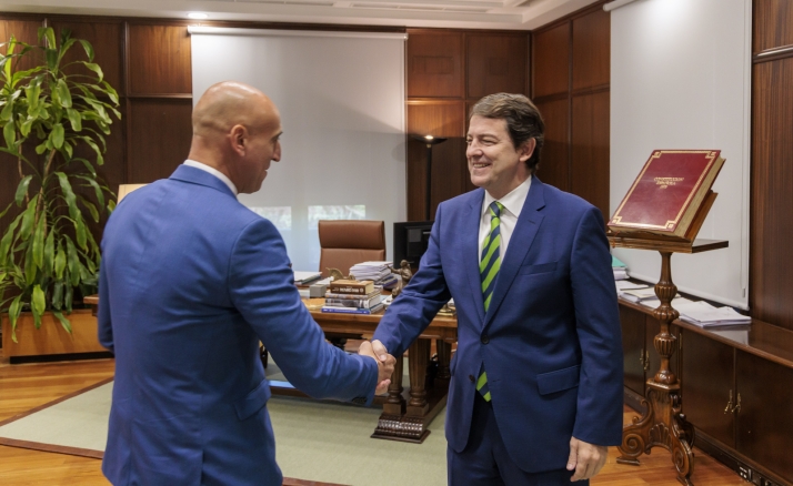 Mañueco se reúne con el alcalde de León, recordando los 200 millones que se invertirán en la ciudad