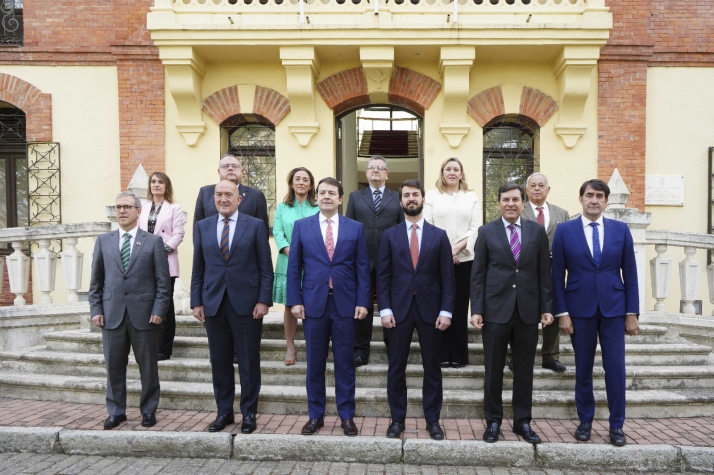 La Junta lanza un plan anticrisis de 470M&euro; con rebaja incluida del IRPF