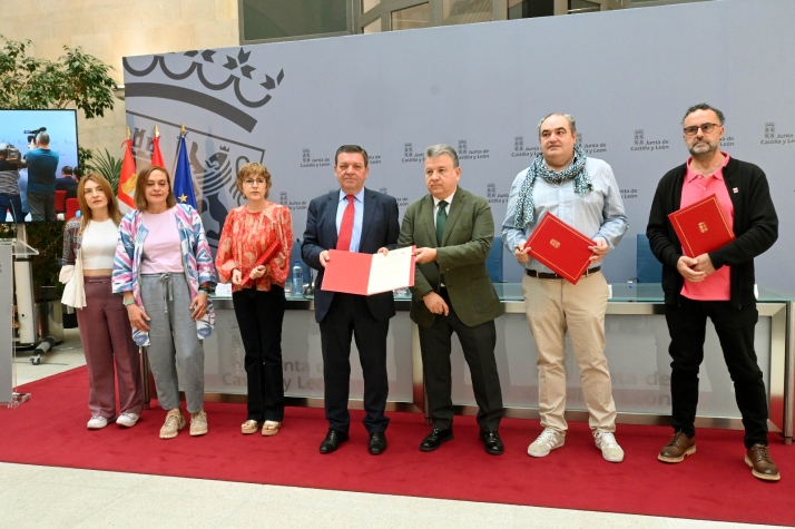 Junta y sindicatos firman el convenio colectivo del personal laboral de la Administración General y sus organismos autónomos