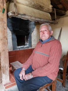 Imágenes de Aurelio de Gracia de Toro en su horno, con el que ha dado de comer a todo el pueblo. | Celina Ranz Santana