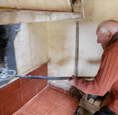 Imágenes de Aurelio de Gracia de Toro en su horno, con el que ha dado de comer a todo el pueblo. | Celina Ranz Santana