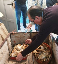 Imágenes de Aurelio de Gracia de Toro en su horno, con el que ha dado de comer a todo el pueblo. | Celina Ranz Santana