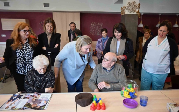 Castilla y León habilita un teléfono gratuito para detectar, atender y combatir el aislamiento social de los mayores