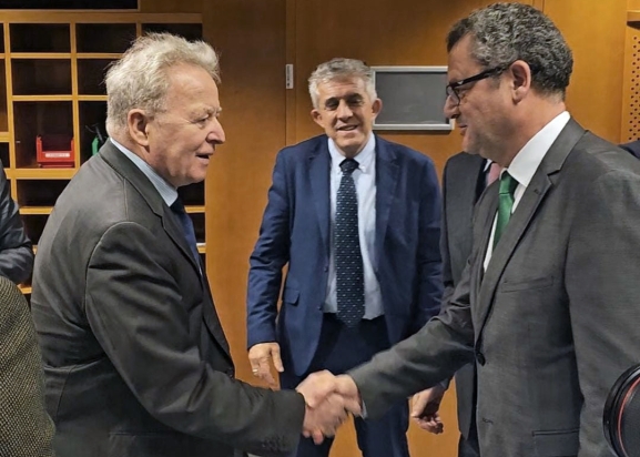 Castilla y León eleva las reclamaciones del campo al comisario europeo de Agricultura