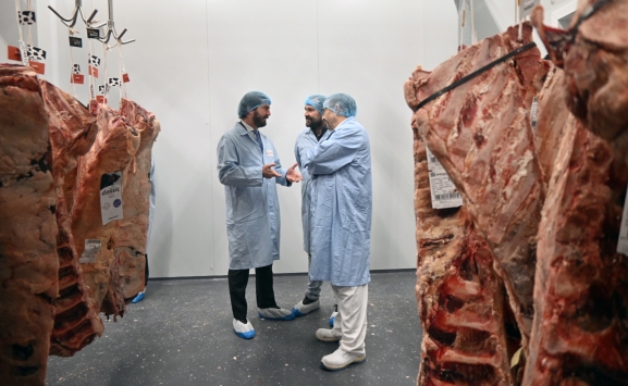 El vicepresidente de la Junta muestra su apoyo a la industria cárnica frente a quienes quieren desprestigiarla