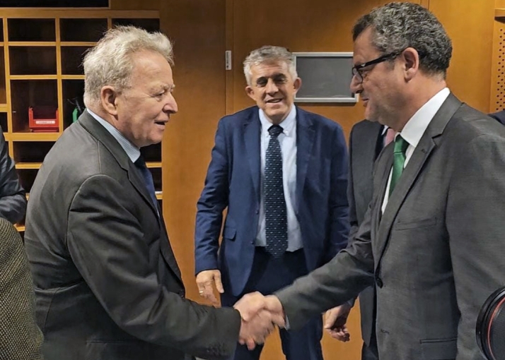 Castilla y León eleva las reclamaciones del campo al comisario europeo de Agricultura