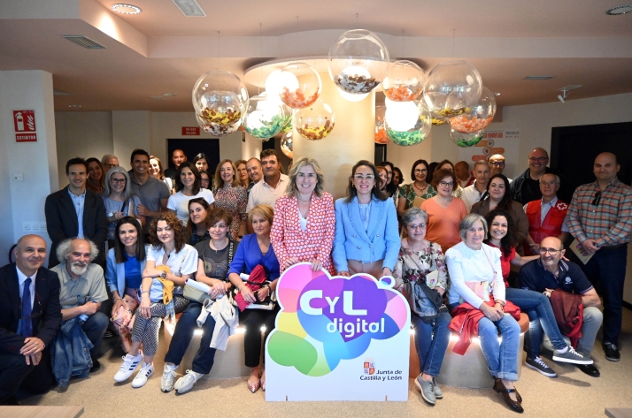 Castilla y León afianza su cooperación con Cruz Roja para reducir la brecha tecnológica