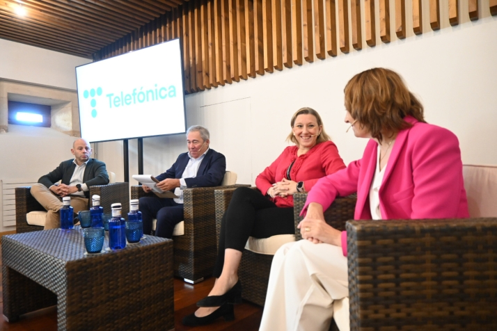 La vicepresidenta de la Junta participa en el foro ‘Smart Village, la solución para la soledad en el medio rural’