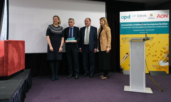 La vicepresidenta de la Junta entrega el premio al Directivo del año de la Asociación para el Progreso de la Dirección