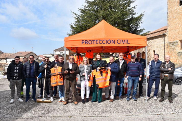 La Junta de Castilla y León hace entrega de vestuario y material a voluntarios de protección civil de Soria
