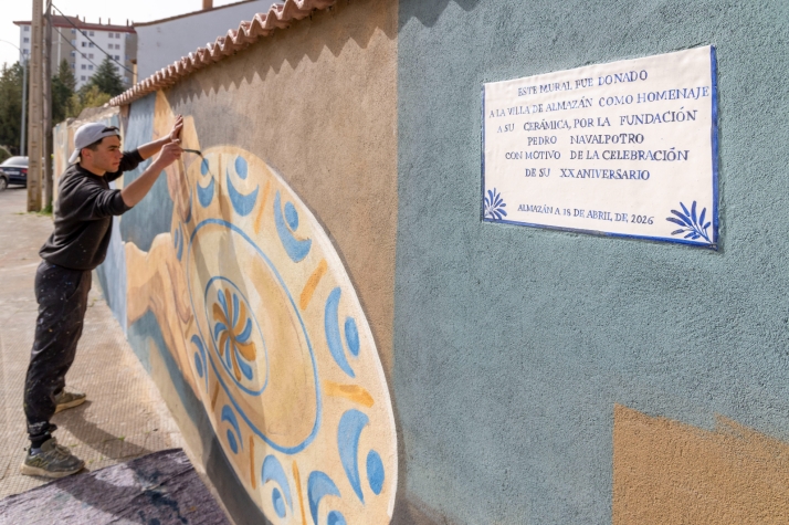 De la arcilla al arte urbano: Almazán inaugura un mural de 30 metros sobre su tradición cerámica