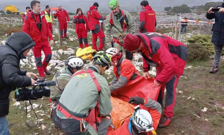 El Grupo de Rescate y Salvamento y el GREIM practican su capacidad operativa conjunta en la Sima Covanegra, en Burgos