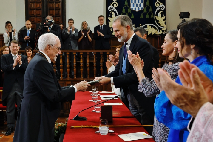 Fotos: Mañueco asiste a la entrega del Premio Cervantes al leonés Luis Mateo Díez