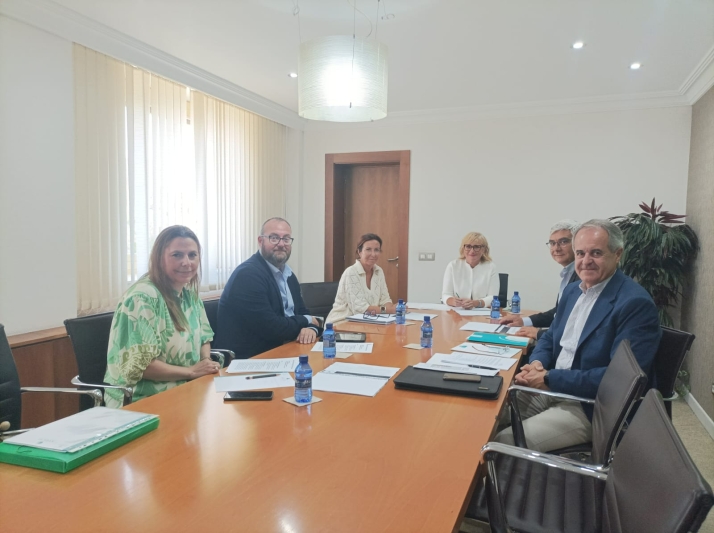 La Junta analiza con el sector de los supermercados cómo fortalecer la cooperación