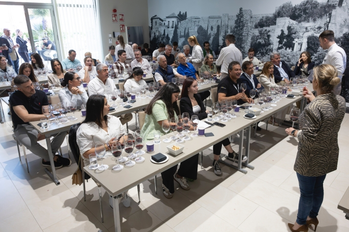 La Junta promociona la calidad y diversidad de los vinos de 65 bodegas de Castilla y León entre profesionales del sector de Málaga y alrededores 
